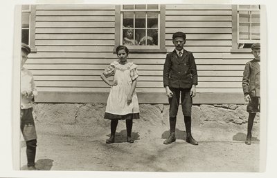 Edward St. Germain i jego siostra Delia, Phoenix, Rhode Island, kwiecień 1909 autorstwa Lewis Wickes Hine