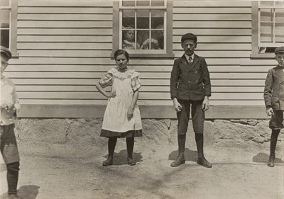 Edward St. Germain i jego siostra Delia, robotnicy młyna, Phoenix, Rhode Island, kwiecień 1909, 3379. autorstwa Lewis Wickes Hine