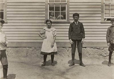 Edward St. Germain i jego siostra Delia, pracownicy młyna, Phoenix, Rhode Island, kwiecień 1909 autorstwa Lewis Wickes Hine
