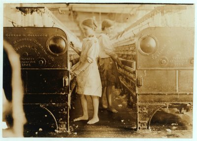 Elsie i Sadie pracujące w Yazoo City Yarn Mills w stanie Missisipi powiedzieli, że mają 13 lat, 1911 autorstwa Lewis Wickes Hine