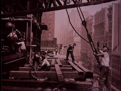 Empire State Building w budowie, pokazujący gang dźwigowy przy pracy autorstwa Lewis Wickes Hine