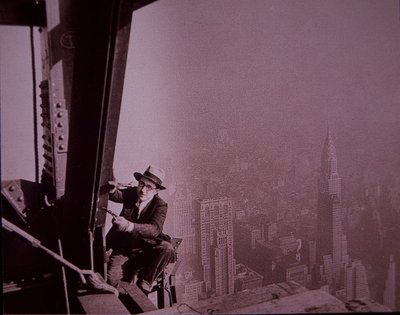 Empire State Building w budowie, pokazujący inspektora sprawdzającego prace autorstwa Lewis Wickes Hine