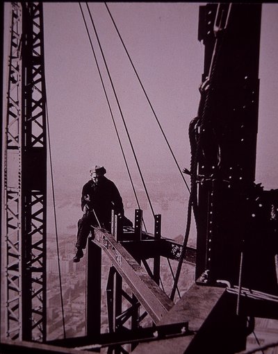 Empire State Building w budowie, pokazujący śrubokręt z kluczem autorstwa Lewis Wickes Hine