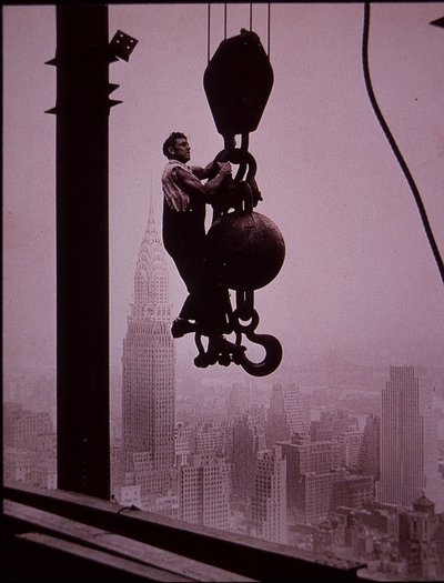 Empire State Building w budowie, ukazujący członka załogi derrick autorstwa Lewis Wickes Hine