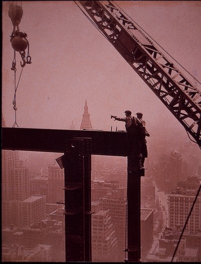 Empire State Building w budowie, pokazujący układanie stalowego dźwigara autorstwa Lewis Wickes Hine