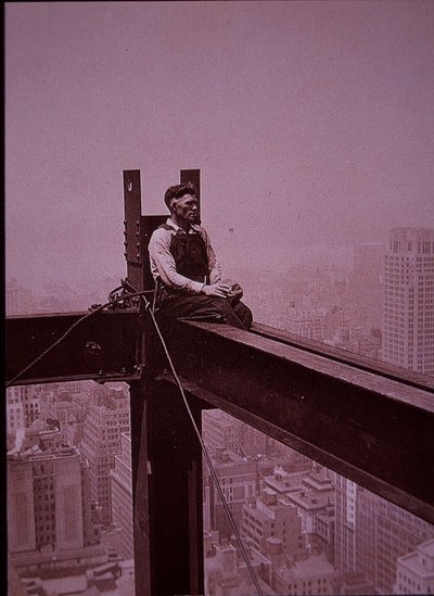 Empire State Building w budowie, pokazujący robotnika na przerwie autorstwa Lewis Wickes Hine