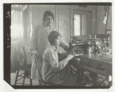 Pracownicy fabryki autorstwa Lewis Wickes Hine