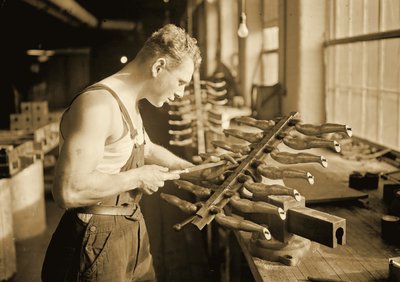 Pracownik fabryki Paragon Rubber Company, Massachusetts. 1936 autorstwa Lewis Wickes Hine