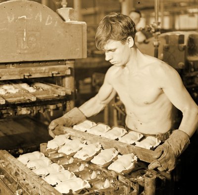 Pracownik fabryki Paragon Rubber Company, Massachusetts. 1936 autorstwa Lewis Wickes Hine