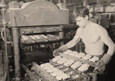 Pracownik fabryki w Paragon Rubber Company, Massachusetts . 1936 autorstwa Lewis Wickes Hine