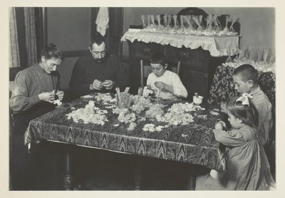 Rodzina tworząca kwiaty autorstwa Lewis Wickes Hine