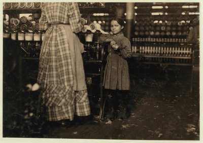 Fannie, 48 cali wysokości, w wieku 7 lat, jedno z 19 dzieci pomagających siostrze w Elk Mills, Fayetteville, Tennessee, 1910 r. autorstwa Lewis Wickes Hine