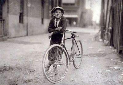 Piętnastoletni chłopiec na posłańcu pracujący dla Mackay Telegraph Company, Waco, Teksas, 1913 autorstwa Lewis Wickes Hine
