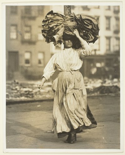 Pierwsza praca w Ameryce, włoski imigrant przenosi ubrania do kamienicy autorstwa Lewis Wickes Hine