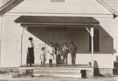 Pięciu uczniów obecnych w Szkole nr 6, Dystrykt 3, Fort Michigan, Kolorado, 1915 autorstwa Lewis Wickes Hine