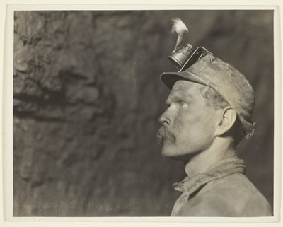 "Follow The Gleam", walijski górnik w kopalni Pa. Kopalnia węgla milę od światła dziennego autorstwa Lewis Wickes Hine