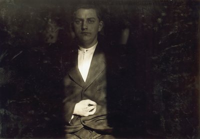 Frank Wiegel z Brooklynu, ranny po przepracowaniu 18 godzin dziennie w wieku 15 lat, amputowano mu dwa palce prawej ręki, Nowy Jork autorstwa Lewis Wickes Hine