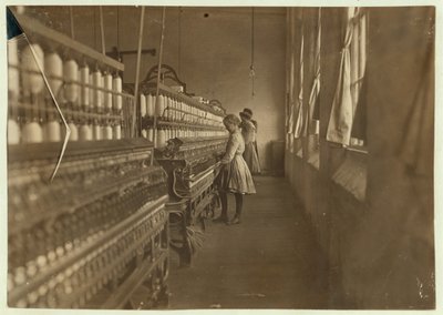 Hattie Hunter, przędzarka w Lancaster Cotton Mills w Południowej Karolinie, gdzie pracuje przez 3 lata, 1908 autorstwa Lewis Wickes Hine