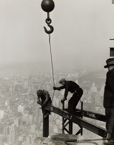 Wysoko na Empire State Building, Nowy Jork. autorstwa Lewis Wickes Hine