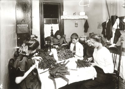 Praca chałupnicza (wyrób podwiązek) autorstwa Lewis Wickes Hine