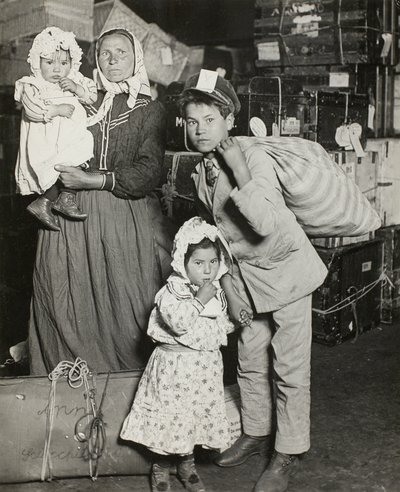 Włoska rodzina poszukująca zagubionego bagażu, Ellis Island autorstwa Lewis Wickes Hine