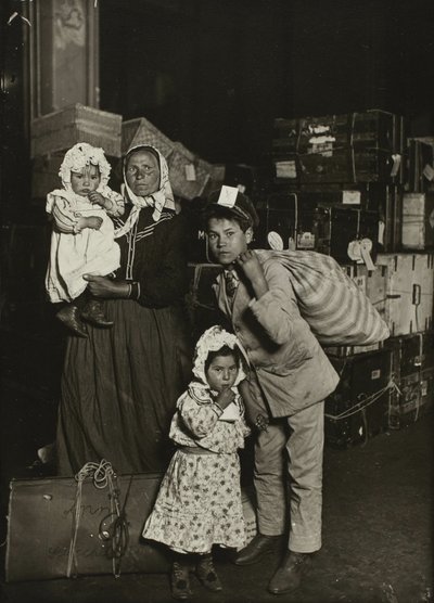 Włoska rodzina poszukująca zagubionego bagażu, Ellis Island autorstwa Lewis Wickes Hine