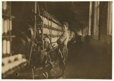 John Dempsey, 11 lub 12 lat, sobotni robotnik w przędzalni mułów w Jackson Mill, Fiskeville, Rhode Island, 1909 autorstwa Lewis Wickes Hine