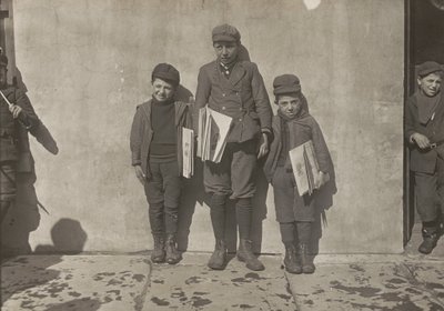 John Pento, 14 lat, Daniel i Angelo Pento, 7 lat, sprzedają gazety, Hartford, Connecticut autorstwa Lewis Wickes Hine