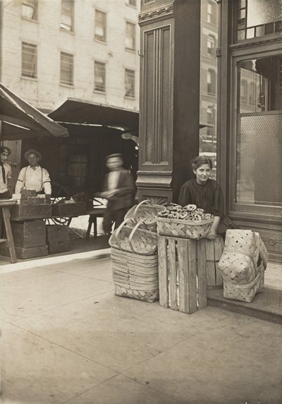 Lena Lochiavo - 11 lat, sprzedawczyni koszyków (i precli), na targu przy Sixth Street przed wejściem do saloonu, Cincinnati, Ohio autorstwa Lewis Wickes Hine