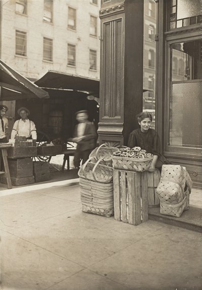 Lena Lochiavo, 11 lat, sprzedawca koszy i precli, na targu przy Szóstej Ulicy przed wejściem do salonu, Cincinnati, Ohio, sierpień 1908 (odbitka żelatynowo-srebrowa) autorstwa Lewis Wickes Hine