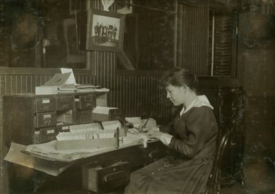 Malvina Amundsen, 15-letnia dziewczyna pracująca w biurze Eastern Talking Machine Co. przy 177 Tremont Street w Bostonie, Massachusetts autorstwa Lewis Wickes Hine