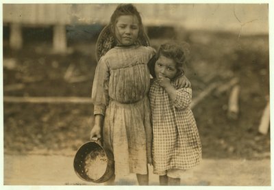 Maud i Grade Daly, w wieku 5 i 3 lat, codziennie wybierają około garnka krewetek dla Peerless Oyster Company, Bay St. Louis, Mississippi, 1911 autorstwa Lewis Wickes Hine