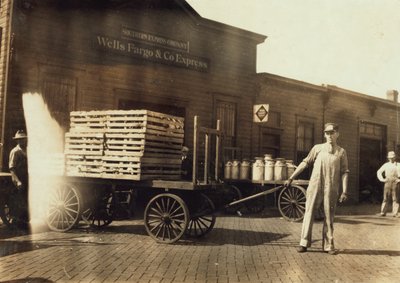 Mężczyźni przed zajezdnią Wells Fargo und Co Express ze skrzynkami i puszkami mleka, Springfield, Missouri, 1916 autorstwa Lewis Wickes Hine