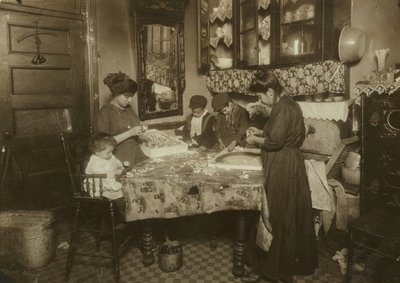 Pani Mette i jej dzieci (Josephine 13, Nicholas 6 i Johnnie 8 zarabiający w sumie tylko 40-50 centów dziennie) robią kwiaty w brudnej nowojorskiej kamienicy, 1911 autorstwa Lewis Wickes Hine