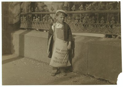 Gazeciarz Freddie Kafer, 5 lub 6 lat, sprzedający Saturday Evening Posts przy wejściu do Kapitolu Stanowego, Sacramento, Kalifornia, 1915 autorstwa Lewis Wickes Hine