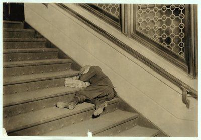 Gazeciarz śpi ze swoimi papierami w Jersey City, New Jersey, 1912 r. autorstwa Lewis Wickes Hine