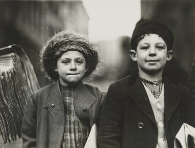 Newsies, Newark, New Jersey, grudzień 1909 (srebrna odbitka żelatynowa) autorstwa Lewis Wickes Hine