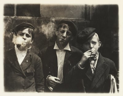 Newsies w Skeeter Branch, St. Louis, Missouri, godz. 11:00. autorstwa Lewis Wickes Hine