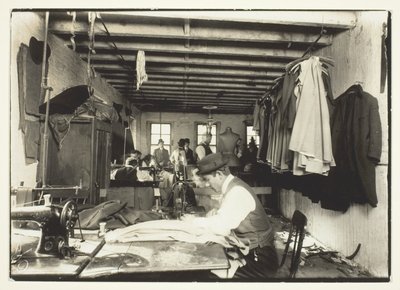 Old Time Garment Shop, Nowy Jork autorstwa Lewis Wickes Hine