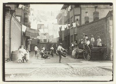 Plac zabaw w wiosce młyńskiej (Playground in a Tenement Alley), Boston autorstwa Lewis Wickes Hine