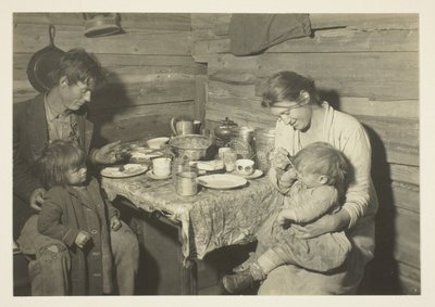 Biedna wiejska rodzina mieszkająca w zadymionym domu, Oklahoma, pod opieką Czerwonego Krzyża autorstwa Lewis Wickes Hine