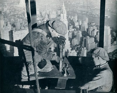Nitowanie ostatnich śrub na maszcie porannym budynku Empire State, ok. 1931 r. autorstwa Lewis Wickes Hine
