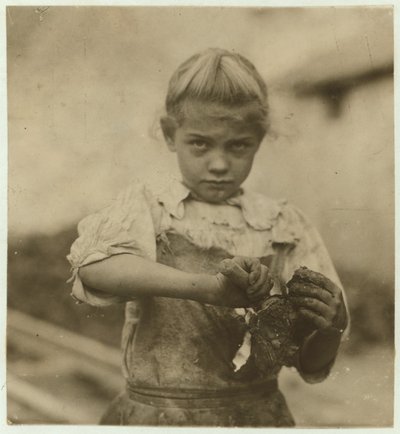 Rosie, lat 7, analfabetka, przez drugi rok pracowała jako ostrygowiec w firmie Varn und Platt Canning Company, Bluffton, Karolina Południowa, 1913 autorstwa Lewis Wickes Hine