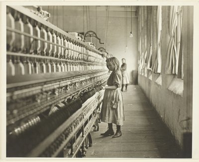 Sadie Pfeifer, prządka w przędzalni bawełny, Lancaster, Karolina Południowa autorstwa Lewis Wickes Hine