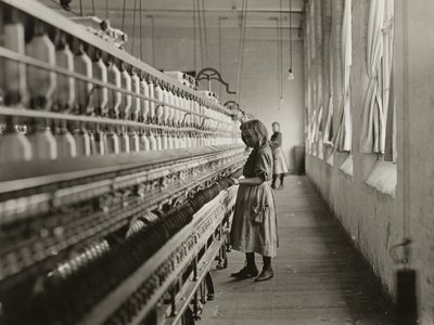 Sadie Pfeifer, prządka w przędzalni bawełny, Lancaster, Karolina Południowa autorstwa Lewis Wickes Hine