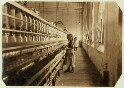 Sadie Pfeifer, mająca tylko 4 stopy wzrostu, pracowała przez 6 miesięcy w Lancaster Cotton Mills w Południowej Karolinie, 1908 autorstwa Lewis Wickes Hine