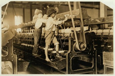 Mali chłopcy wspinają się na przędzarce, aby naprawić zerwane nici i wymienić puste szpulki w Bibb Mill, Macon, Georgia, 1909 autorstwa Lewis Wickes Hine