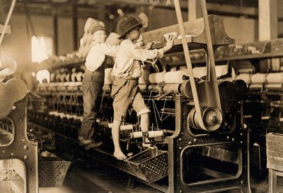 Chłopcy z wrzecion w przędzalni bawełny w Georgii 1909 (zdjęcie) autorstwa Lewis Wickes Hine