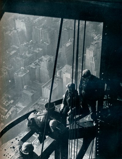 Ostatnie etapy masztu, ulica znajduje się jakieś ćwierć mili poniżej, c1931 autorstwa Lewis Wickes Hine