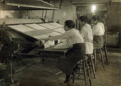 Trzy nastolatki pracujące w pralni Bonanno w Bostonie, Massachusetts autorstwa Lewis Wickes Hine